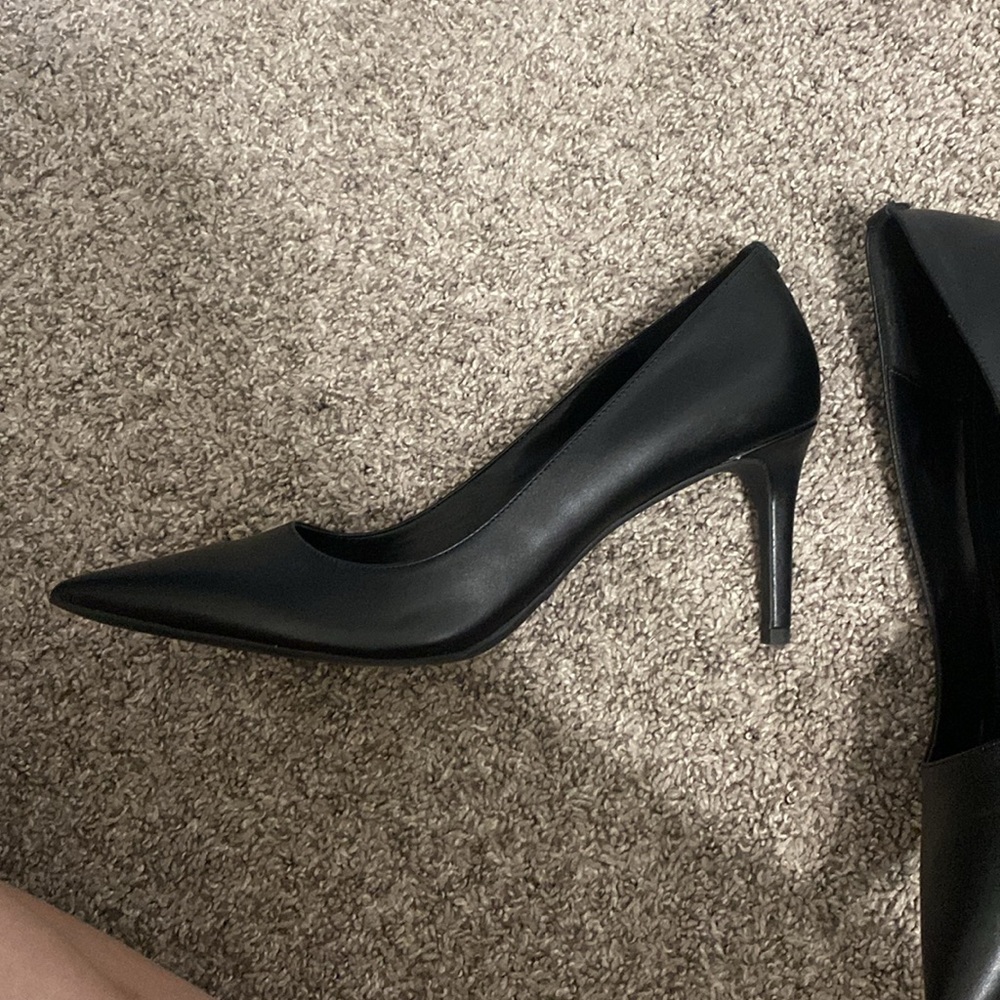 Michael Kors Classic Black Heels - Picture 4 of 6